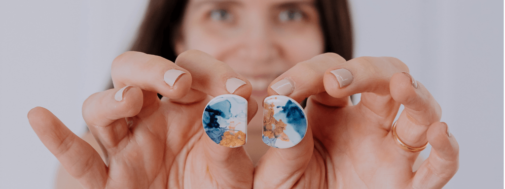 Brincos de autor, feitos à mão em Portugal em cerâmica e aço inoxidável dourado. Peças de arte para mulheres que valorizam uma vida leve. Cerâmica personalizada. Nova coleção verão 2026, costa portuguesa