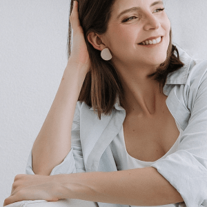 Brincos clássicos, modernos, intemporais. Feitos em cerâmica e aço inoxidável dourado. Versáteis, hipoalergénicos. Para mulheres que procuram acessórios exclusivos, originais e confortáveis para o dia a dia.