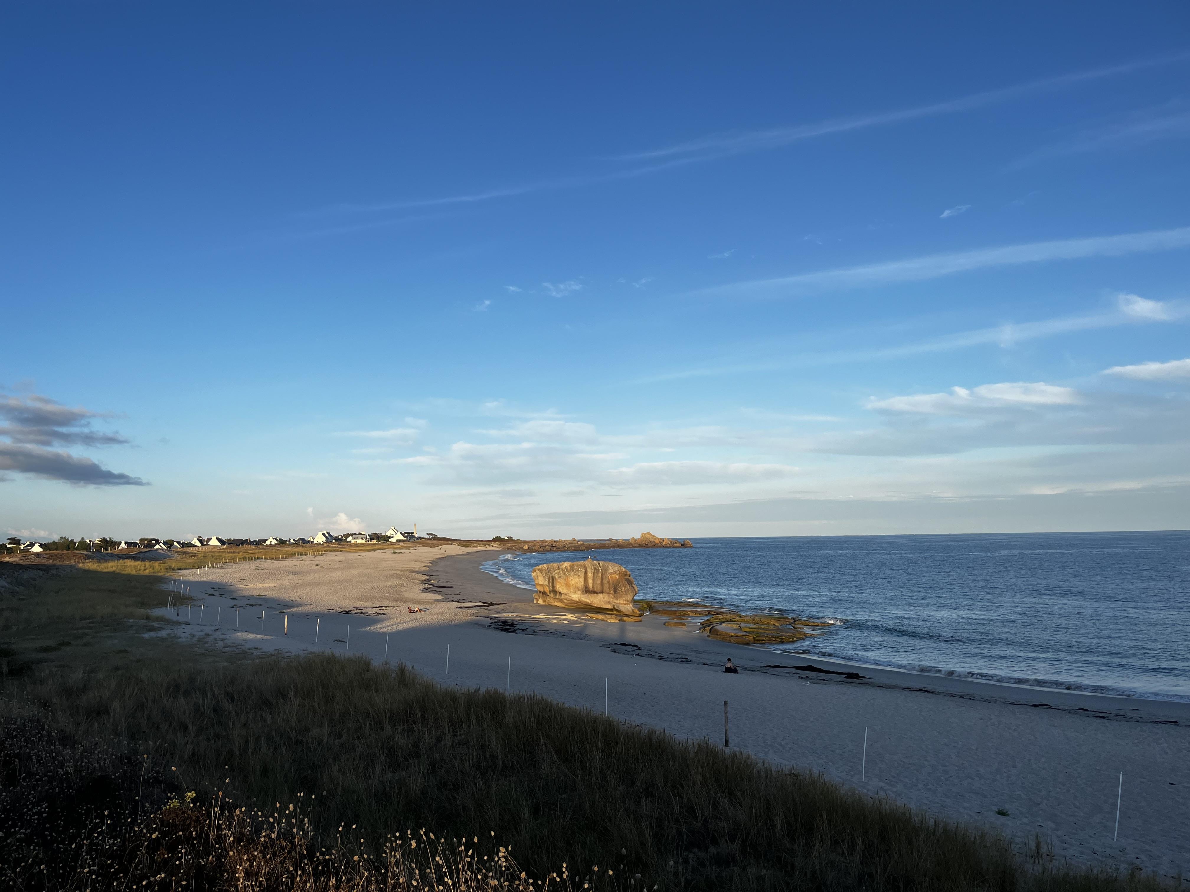 Le vent d’ouest souffle sur le Pays Bigouden.
Cette collection s’inspire des voiles, des rafales et du mouvement : des formes crochetées point après point, tendues comme une toile dans le vent de septembre.
