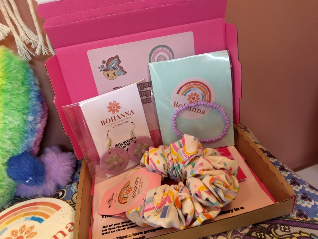 HANDMADE JEWELERY AND ACSESSORIES GATHERED TOGETHER TO MAKE A SPECIAL PARCEL