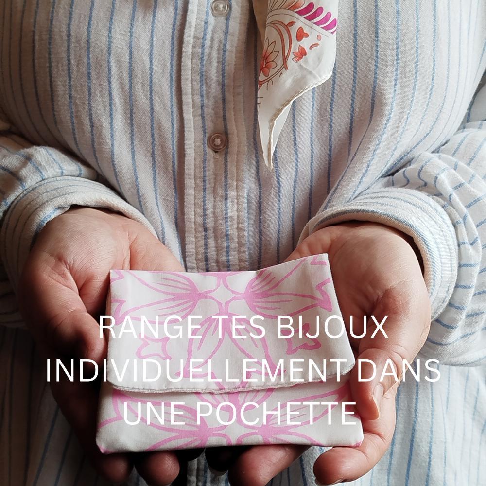 Marque de bijoux colorés inspirés par la joie et la poésie, pièces uniques fabriquées près de Royan par la créatrice 333Kri Bijoux, livrées en France, Belgique, Suisse.