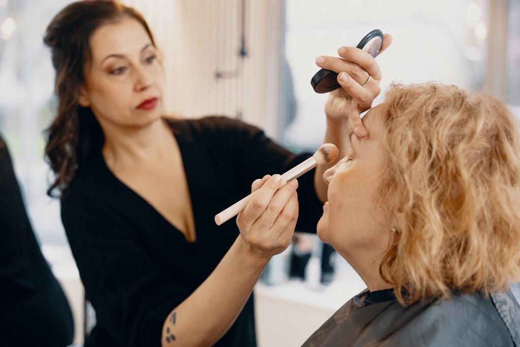 Opi tekemään meikkauksia asiakkaille tai itsellesi ammattimaisesti