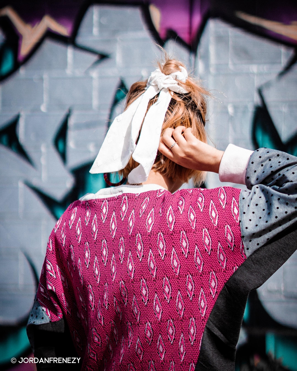 sweat à découpe en tissu upcyclé, rose gris, motifs geométriques et mois, accessoires cheveux blanc dentelle