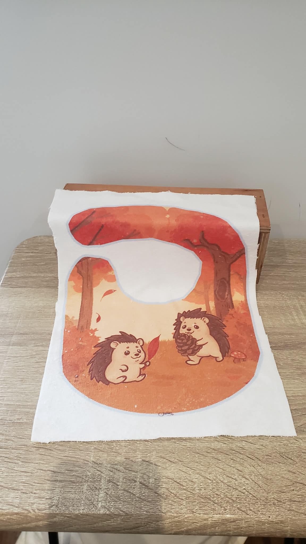 🧵 Panneaux prêts à coudre

Les panneaux prêts à coudre sont une solution idéale pour les amateurs de couture, débutants comme confirmés. Il s’agit de pièces de tissu déjà imprimées et dimensionnées, prêtes à être transformées facilement en création, sans besoin de patron complexe.

Chaque panneau est illustré par un dessin réalisé par une dessinatrice professionnelle, apportant une véritable valeur artistique à vos créations.

Faciles à utiliser, ils vous permettent de confectionner rapidement des housses de coussin ou tout autre projet selon vos envies. Il vous suffit d’ajouter votre touche personnelle : couture, finitions, choix du dos ou des accessoires.

✨ Une manière simple, créative et accessible de réaliser vous-même des pièces uniques.

⚖️ Droits d’auteur et utilisation
Les visuels présents sur les panneaux sont protégés par le droit d’auteur. Je détiens les droits d’utilisation de ces illustrations.
Toute reproduction, diffusion ou utilisation des motifs est strictement interdite sans autorisation.

✔️ Usage autorisé : usage privé uniquement
❌ Usage commercial : interdit sans accord préalable

Pour toute demande d’utilisation commerciale, merci de me contacter directement.