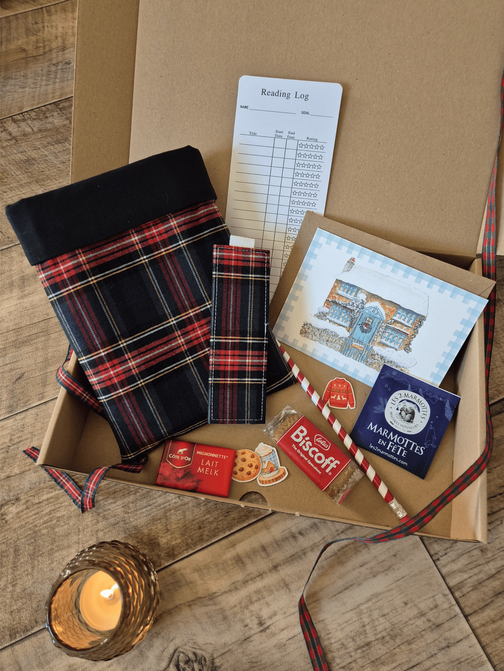 Box lecture avec une pochette à livre et son marque page assorti une jolie carte cottage et des petites gourmandises