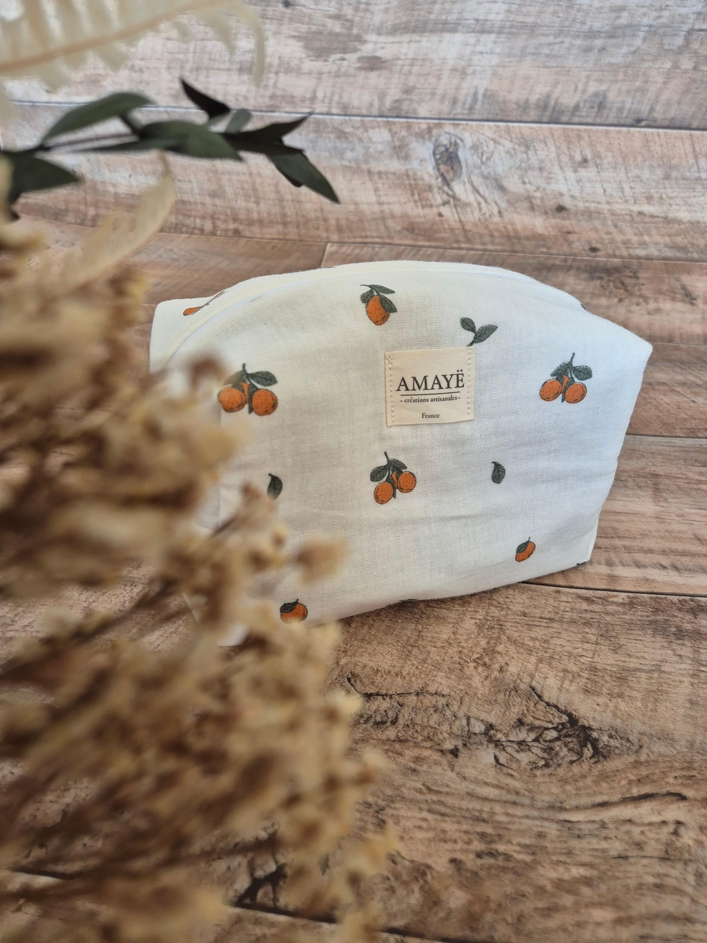 Mise en évidence d'une trousse de toilette en gaze de coton avec des petites oranges en motif