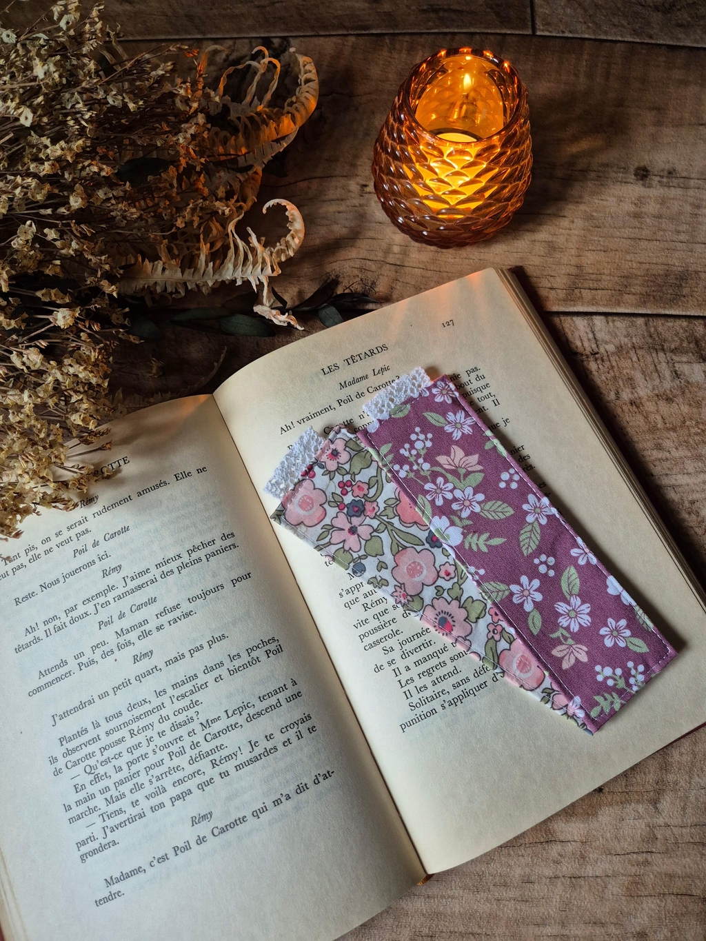 Marque-page en tissu fleuri et dentelle de la marque Amayë fait main en France