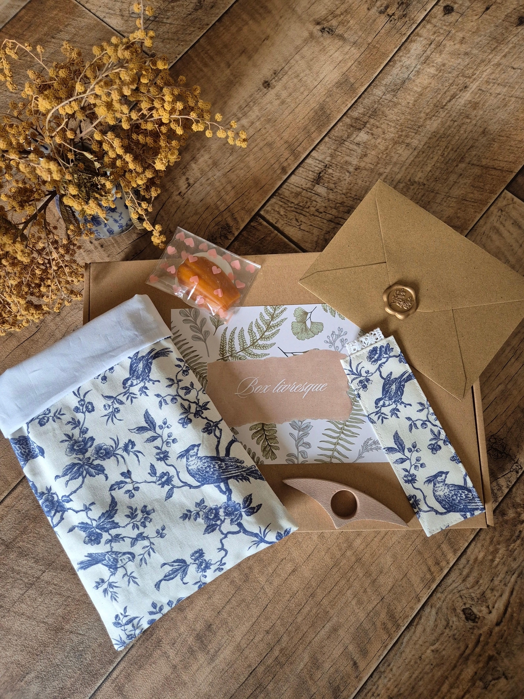 Box lecture avec une pochette à livre et son marque page assorti une jolie carte cottage et des petites gourmandises