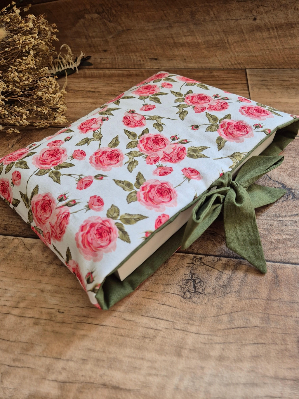 Bannière de présentation de la marque de créations d'accessoires textiles Amayë représentant l'univers de la marque avec une housse de livre