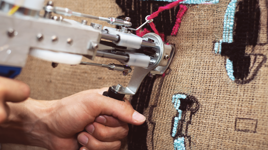 Tufting Gun, die Garn in ein Leinentuch schießt