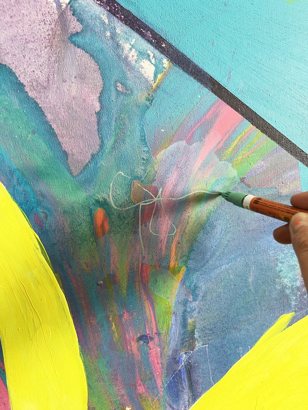 Acrylmarker malt auf abstrakter Malerei auf Leinwand