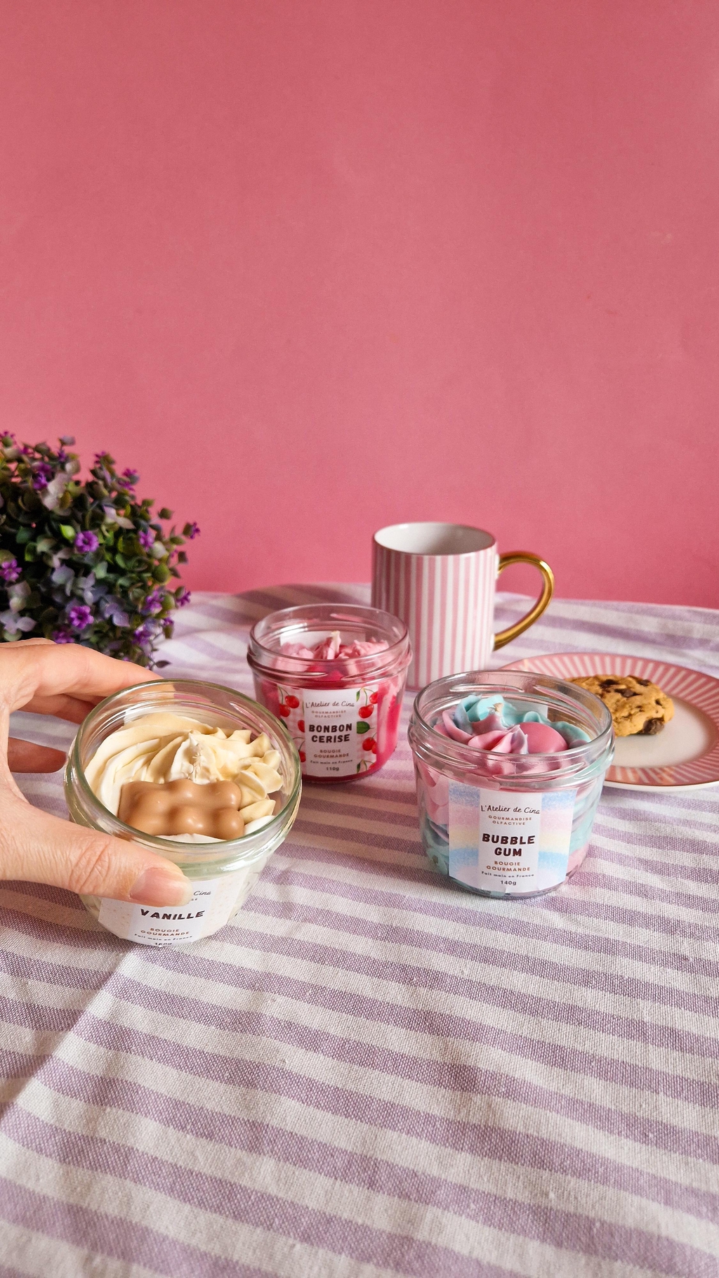 Bougie chantilly gourmande et colorée. Parfumée à la vanille, au bonbon cerise et au bubblegum