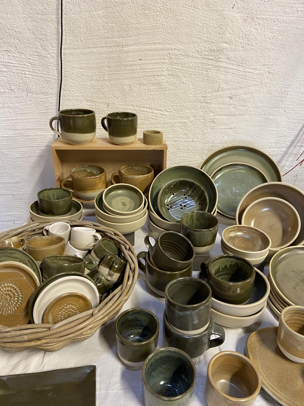 Handgemachte Keramik. Geschirr für den Alltag. 