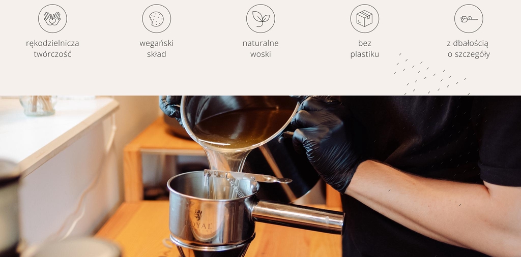 Świece w słoiczkach, pampasy i tabliczka z napisem "ręcznie robione świece sojowe"