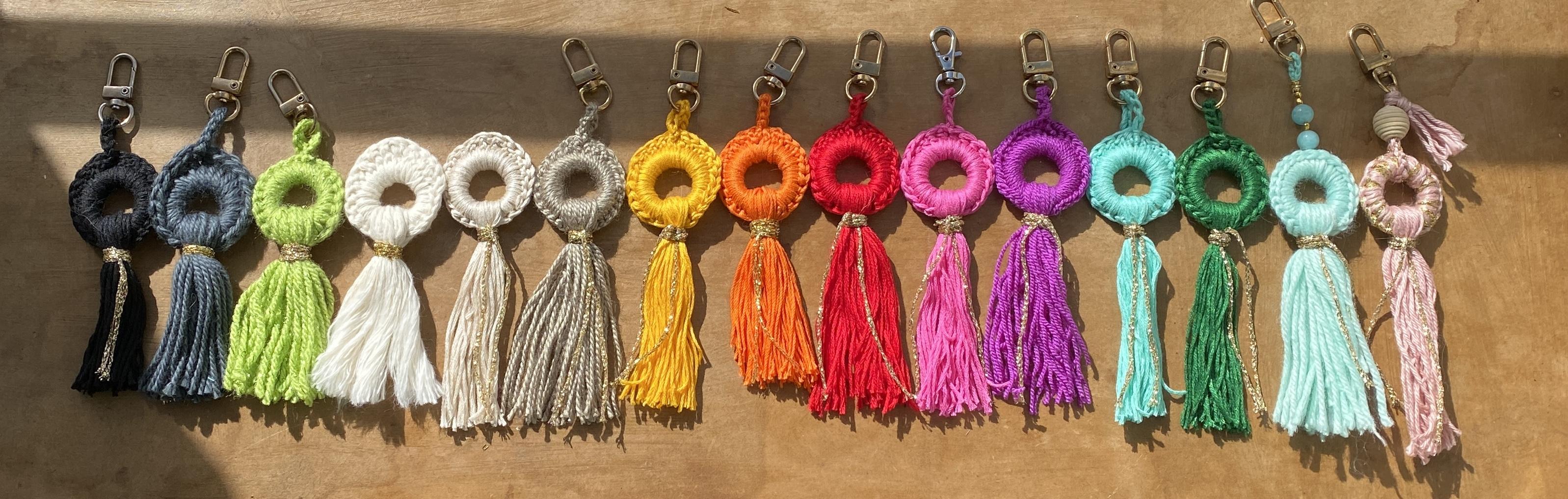 Ici vous trouverez des bijoux de sacs, des pochettes et des portes monnais/portes cartes