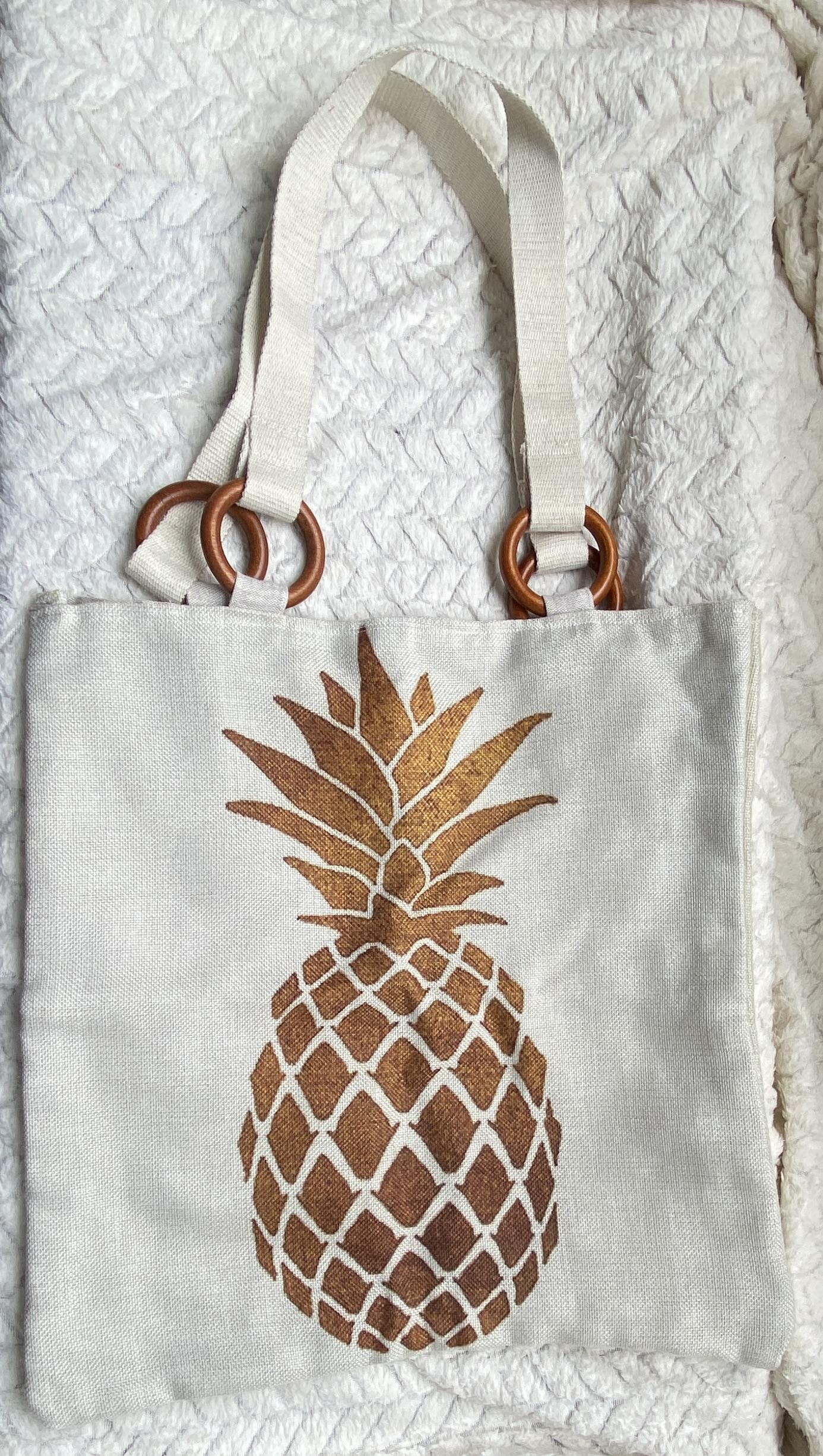 Les sacs en tissus sont fait a partir de tissus de récup ou détournés de leur fonction première
Ainsi une housse de coussins deviens un Tote Bag