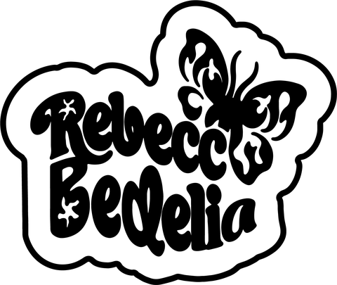 Accueil → Page d’accueil de Rebecca Bedelia, graphiste et illustratrice basée à Saint-Nolff : illustrations, créations originales, univers féministe et artistique.

Boutique / Produits → Boutique en ligne Rebecca Bedelia : affiches, cartes postales, stickers et créations artistiques originales, conçues depuis Saint-Nolff.

À propos / Mon univers → À propos de Rebecca Bedelia, graphiste et illustratrice installée à Saint-Nolff : inspirations, parcours et démarche artistique.

Collaborations / Projets → Projets et collaborations artistiques de Rebecca Bedelia, éditions collectives et affiches uniques, créées entre Saint-Nolff et la Bretagne.

Contact → Contactez Rebecca Bedelia à Saint-Nolff pour vos projets graphiques, commandes personnalisées ou collaborations artistiques.