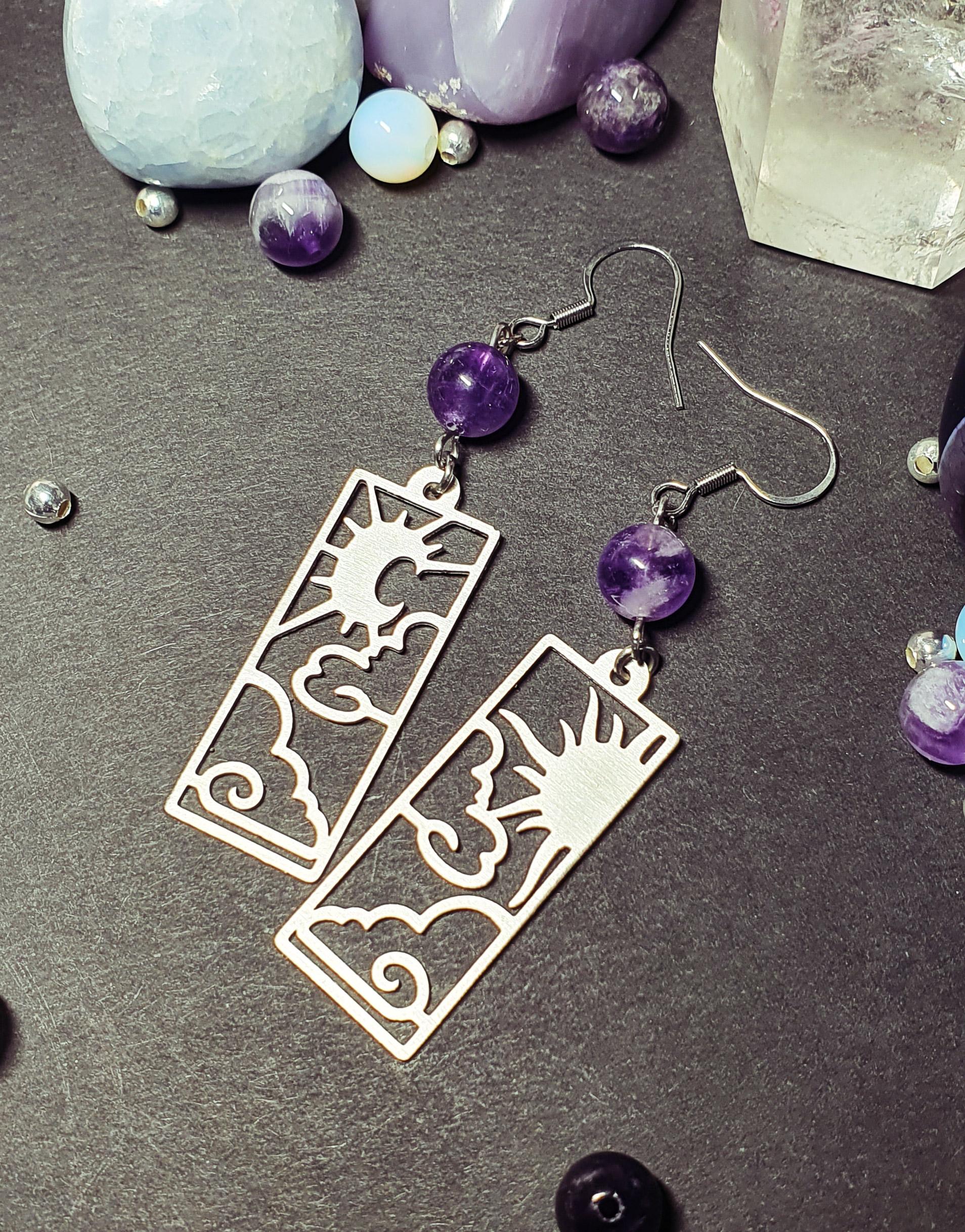 Bijoux artisanaux, boucles d'oreilles et colliers fait main, métal et pierres fines, univers fantaisie entièrement dessinés à la main
