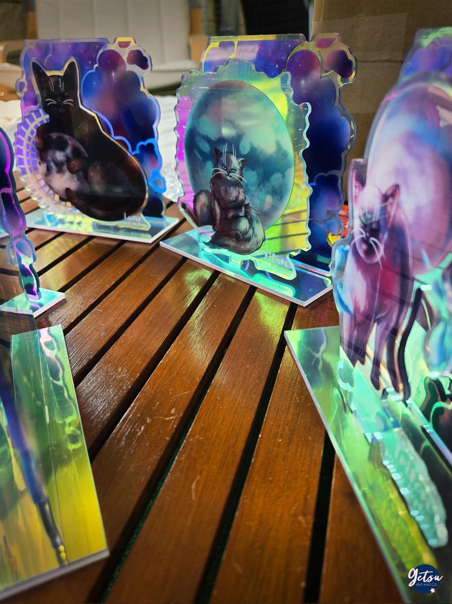 Standees satellites avec des chats gardiens