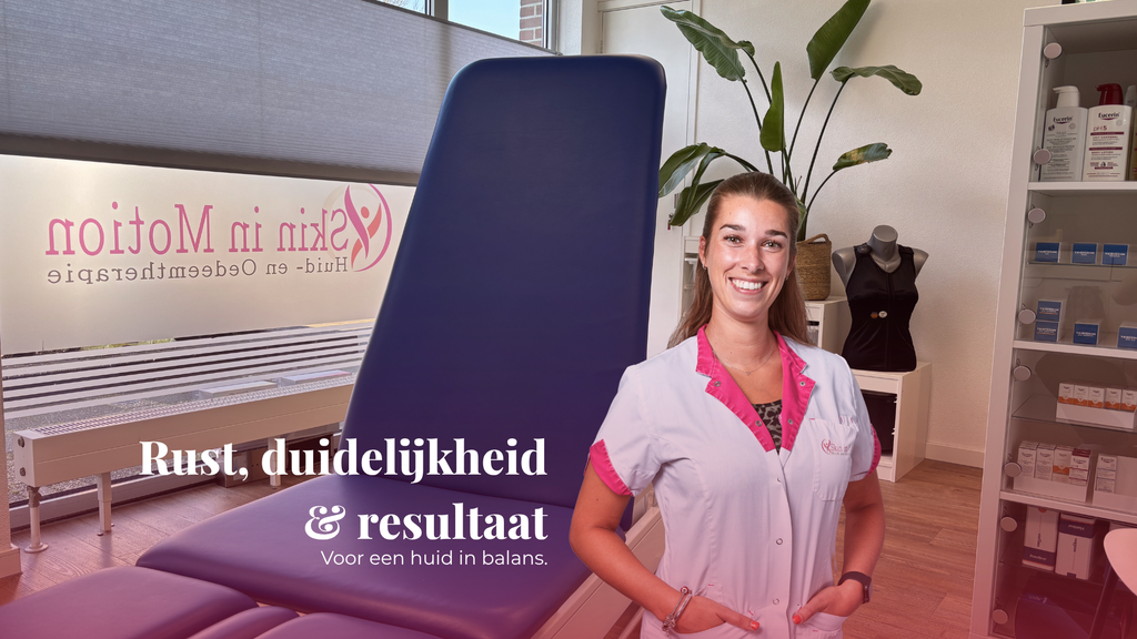 Huidtherapeut in praktijk van Skin in Motion met behandelstoel en huidproducten – webshop huidverzorging en advies