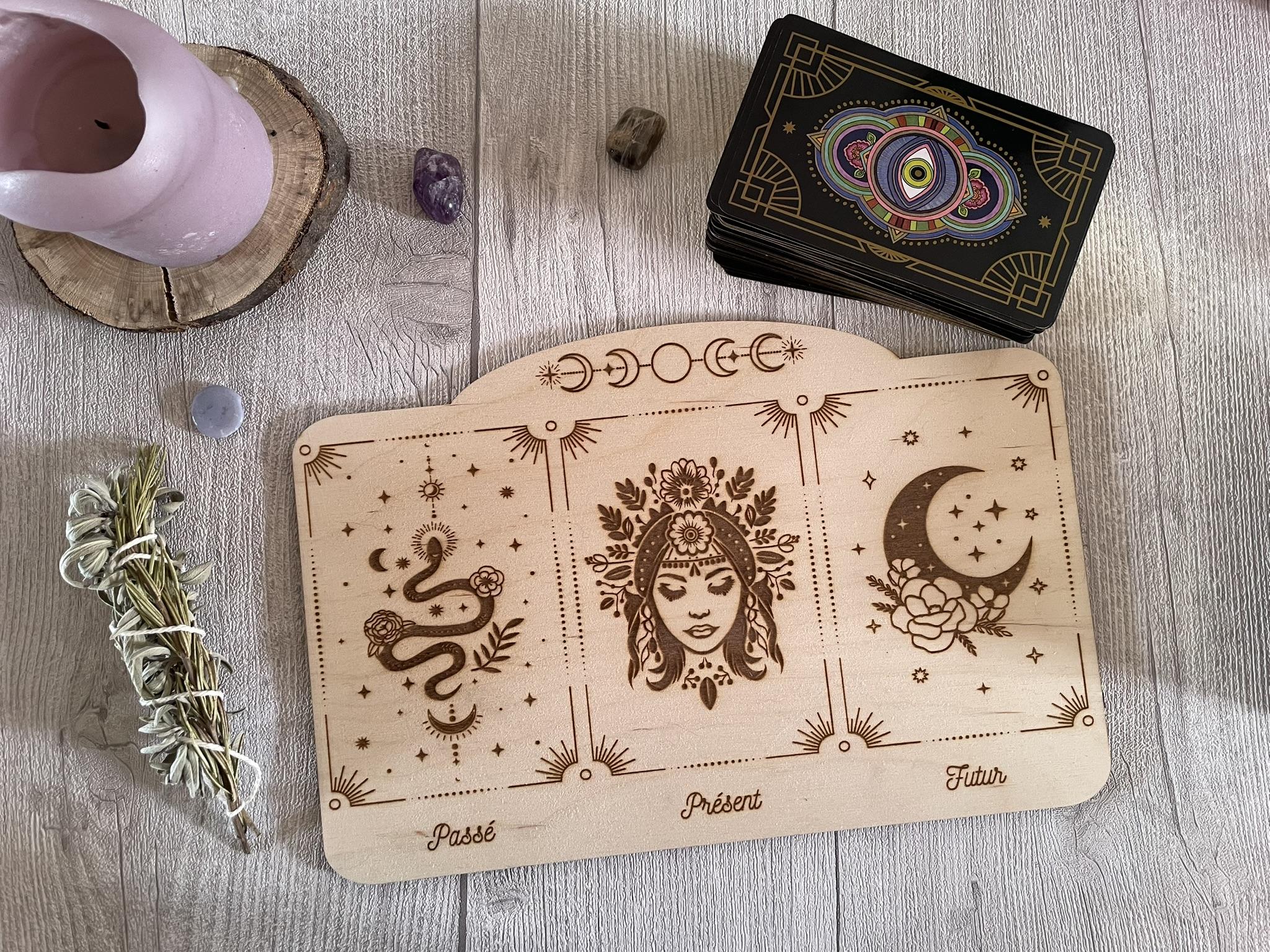 Planche pour trois cartes oracle ou tarot en bois gravé Lune, Serpent et Déesse, motifs floraux
