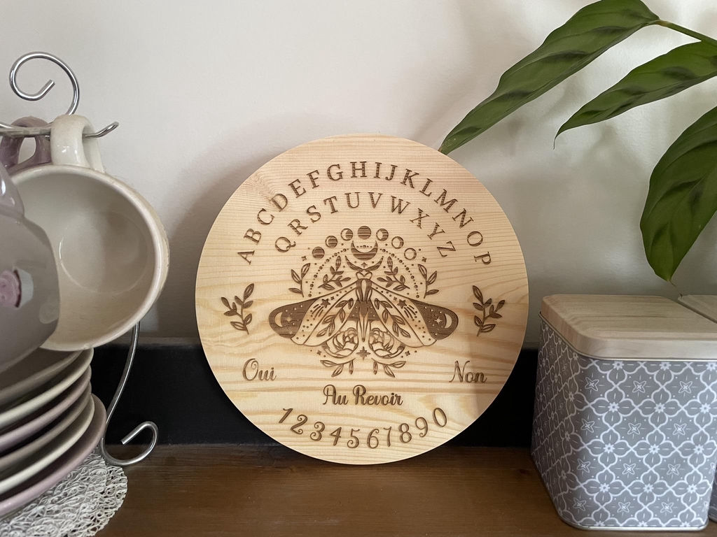 Dessous de plat ou plateau decoratif motif oui-ja avec papillon de nuit