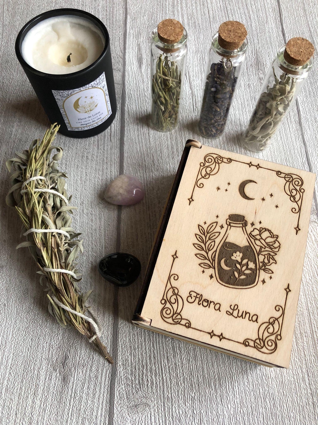 Fioles de plantes séchées pour fumigation et coffret en bois gravé