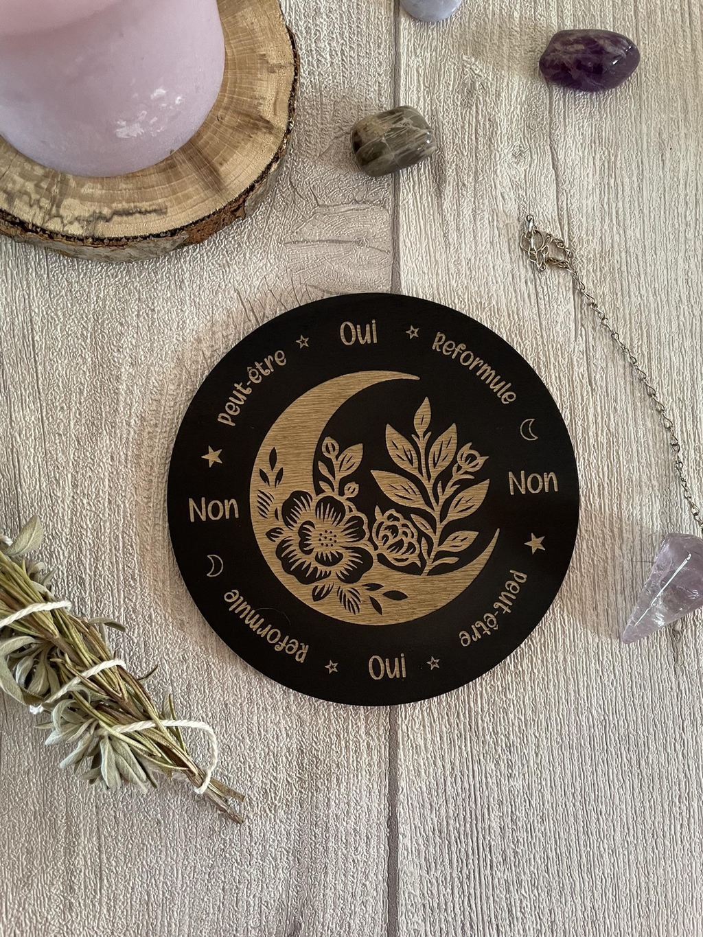 Planche pendule divinatoire en bois peint en noir et gravé