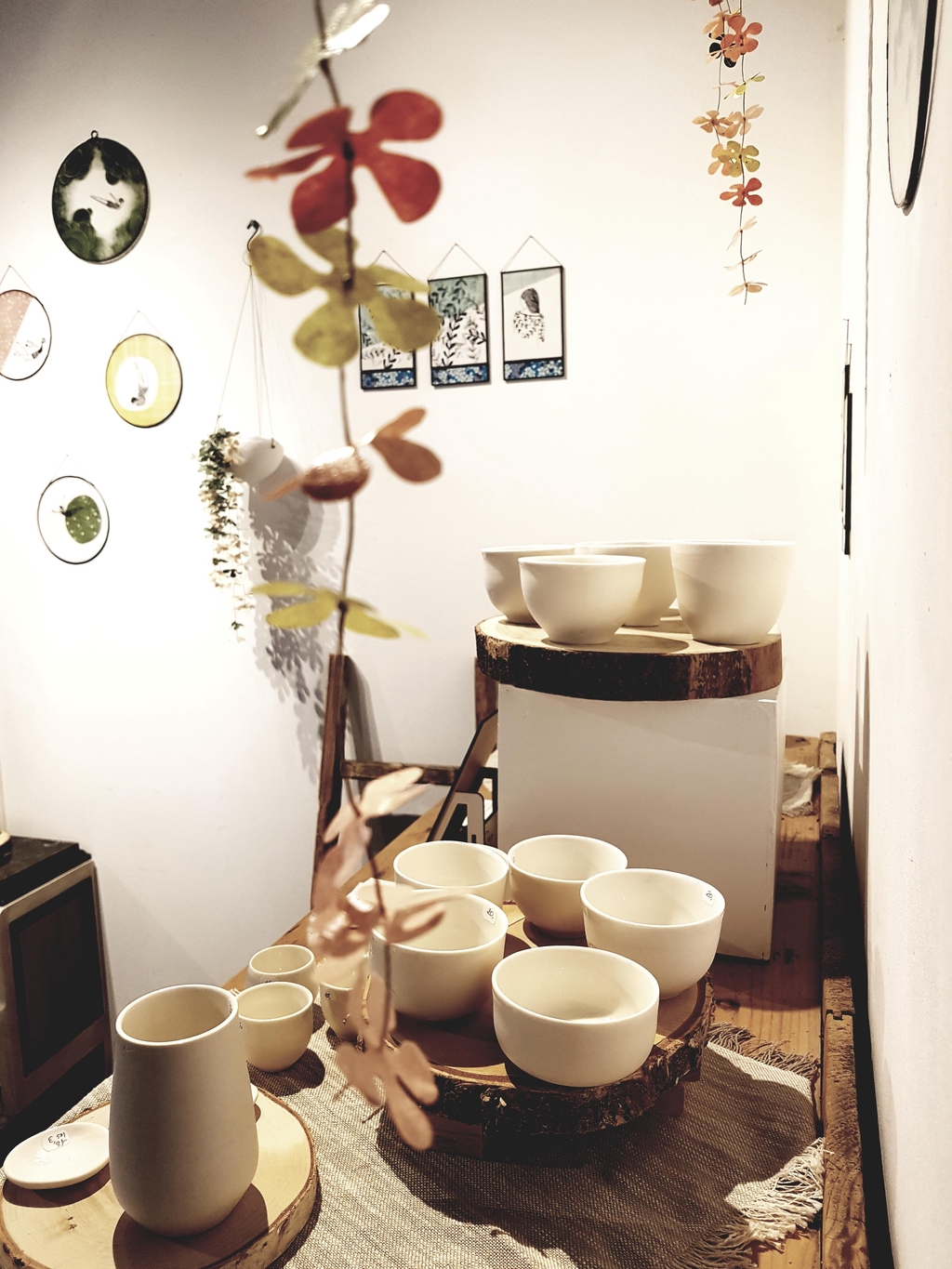 11 artisan.es d'art exposent leurs nouvelles créations dans la boutique collective et les ateliers du Polinno. 