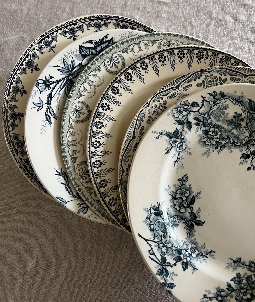 Assiettes dépareillées,  terre de fer, service exclusif