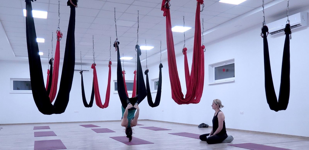 Ayfly - aerial joga - ide o relaxačné cvičenie inšpirované jógou, gymnastikou, strečingom, pilates a prvkami akrobacie.  Vznikol z toho pekný rekord, ktorý trval 36 hodín. Zapája svaly celého tela, uvoľňuje ich a zlepšuje ich flexibilitu. Skladba cvikov je vytvorená tak aby ich zvládol aj nováčik. Toto slobodné cvičenie si  zamiluje každý nováčik už v priebehu prvej hodiny.