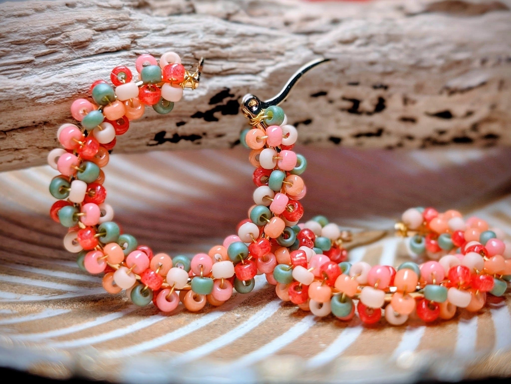 Élégantes et délicates, ces boucles d’oreilles créoles "PLOGASTEL" réalisées à la main mettent à l’honneur la finesse des perles de rocaille japonaises Miyuki, réputées pour leur qualité exceptionnelle et leur régularité parfaite.