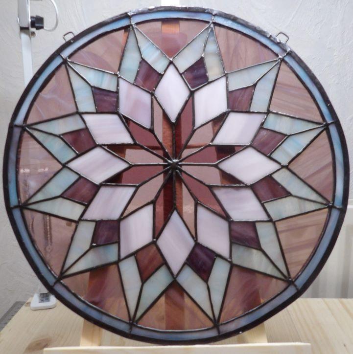 Je réalise chaque création à la main artisanalement, attrape soleil, lampe, suspension, cadeaux, objets décoratifs, objets d’exception et artisanat d’art en verre coloré, pampille, cristal, en vitrail Tiffany à LORGUES en PACA.