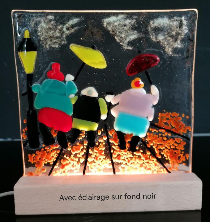 L’atelier crée pour vous des pièces uniques faites main, lampe, veilleuse, cadeaux naissance, anniversaire, décoration artisanale en verre fondu, fusing à LORGUES dans le VAR en PACA.