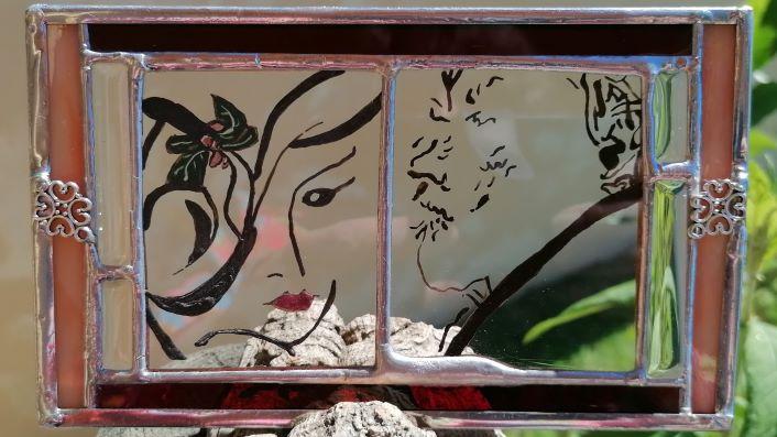 Commandez selon votre envie ou achetez les créations en peinture sur verre, grisaille de l’atelier Nathalie Bertho. Ces réalisations sont faite main, des décorations artisanales, originales, uniques et à la demande sur mesure pour vous.