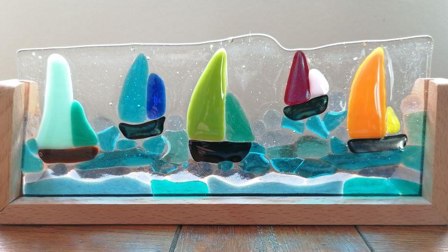 Je réalise des objets décoratifs en verre fondu ou fusing dans mon atelier/boutique que vous pourrez offrir à ceux que vous aimez en toutes circonstances, anniversaire, mariage, naissance qui apportera une note d’originalité et donnera du caractère à votre maison.