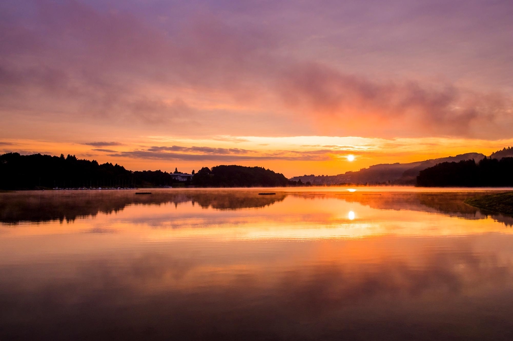 Stimmungsvoller Sonnenuntergang am Hennesee bei Meschede