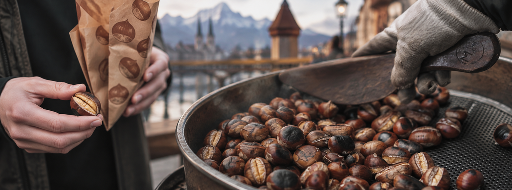 Frisch geröstete Marroni in der traditionellen Marronipfanne