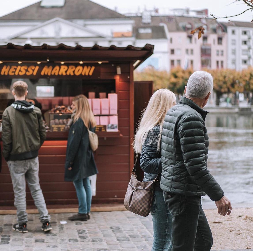 Traditioneller Marronistand Unter der Egg in Luzern mit Kundschaft