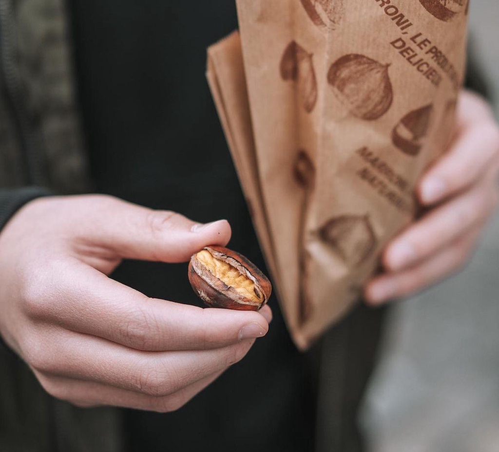 Geöffnete geröstete Marroni mit goldgelbem Fruchtfleisch