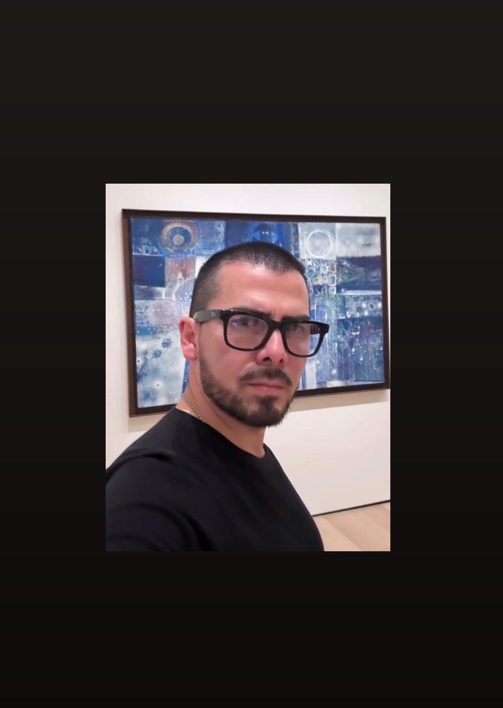 Después de más de 20 años creando en la intimidad, he decidido abrir las puertas de mi arte al público, compartiendo piezas que desafían a lo convencional y celebran lo estético.
Mi trabajo se mueve entre lo abstracto, el surrealismo y lo figurativo, fusionando técnicas tradicionales con enfoques
contemporáneos