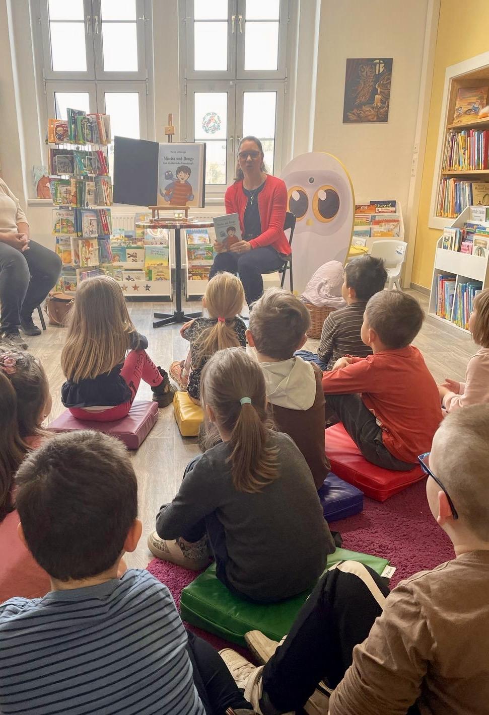 Mandy Schlesinger liest vor vielen lauschenden Vorschülern aus ihrem Kinderbuch "Mischa und Bongo".