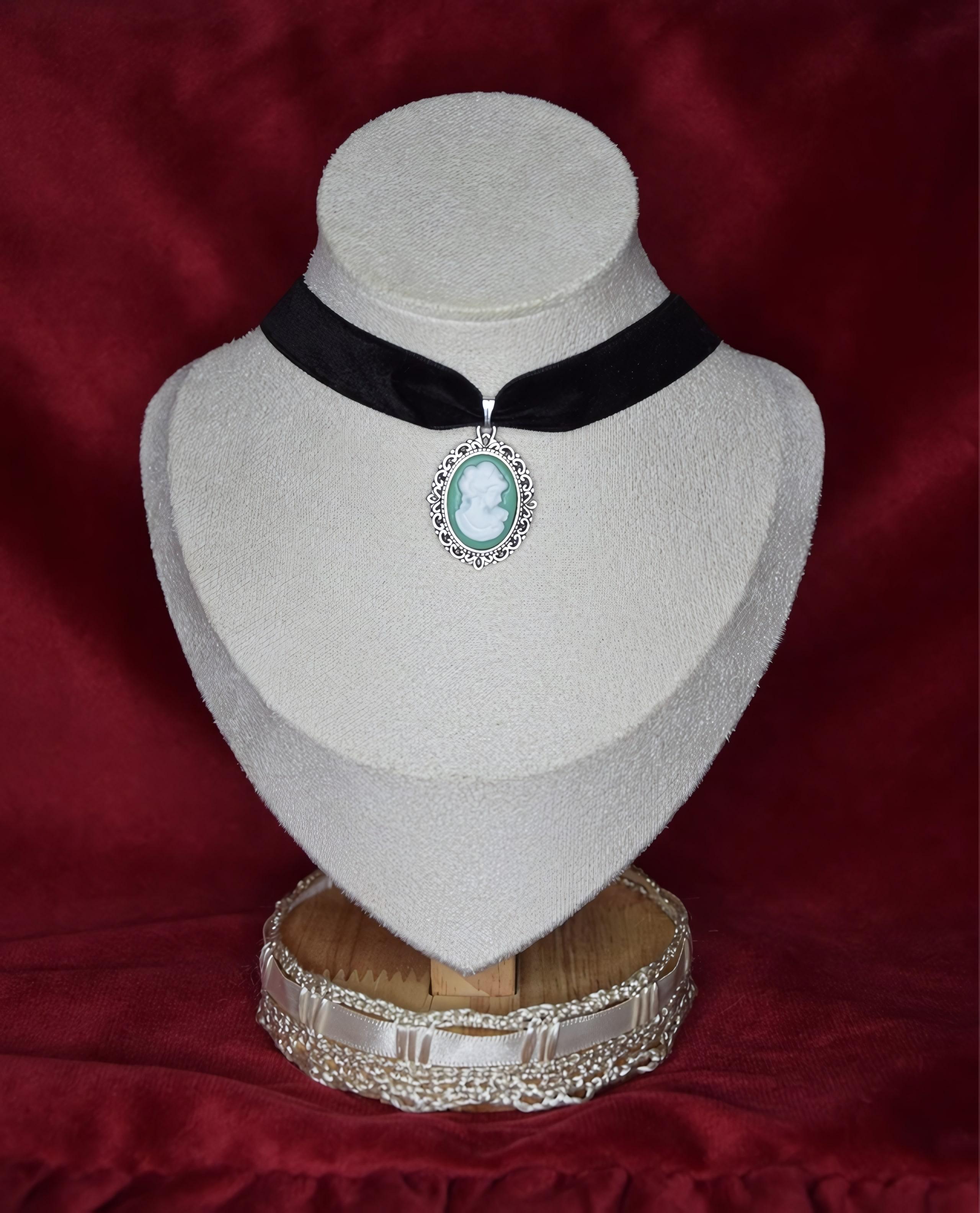 Photographie illustrant le nouveau collier Adèle.