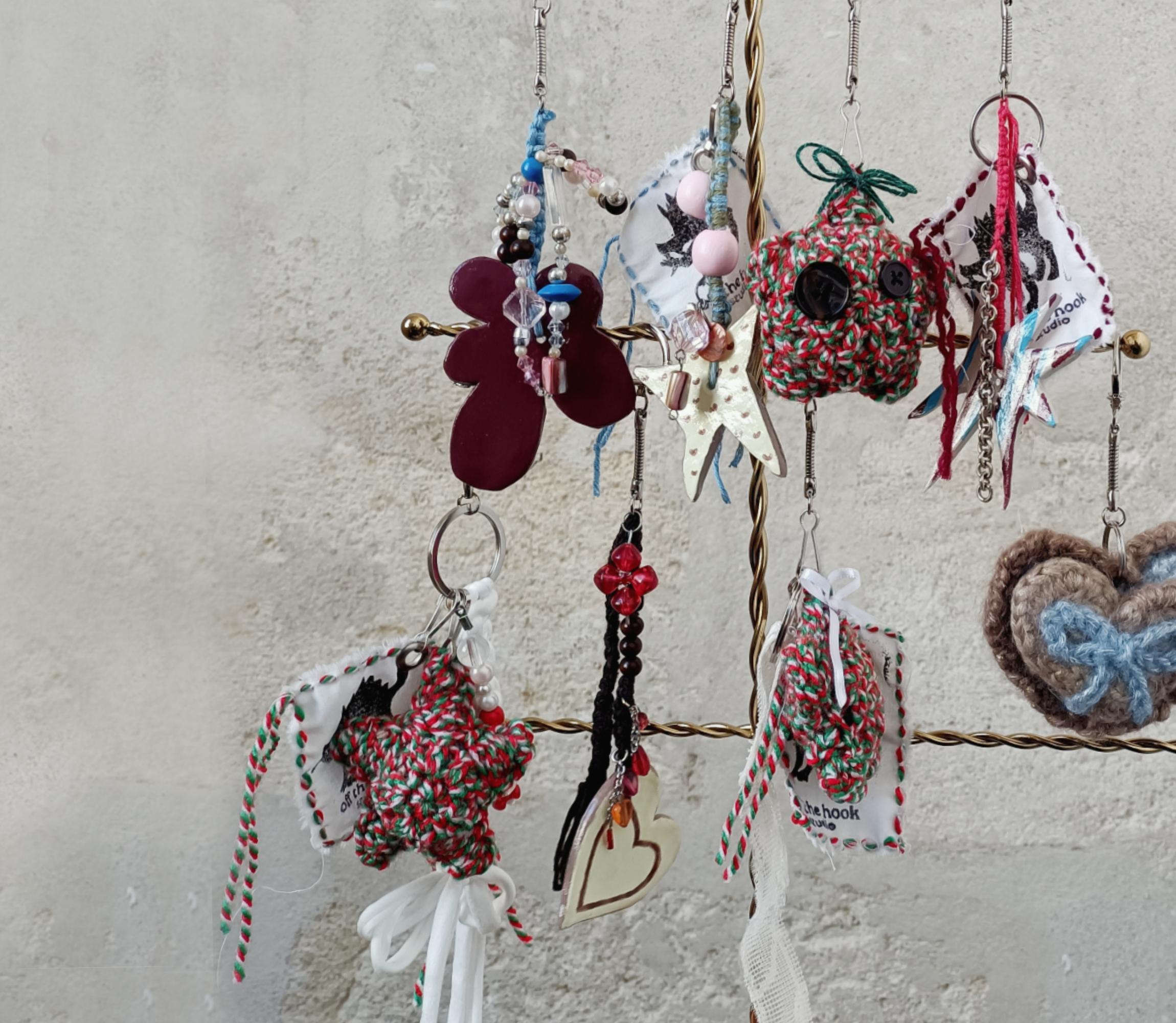 bras tatoué sur fond en pierre beige, sept chouchous en crochet multicolores sont enroulés autour du bras