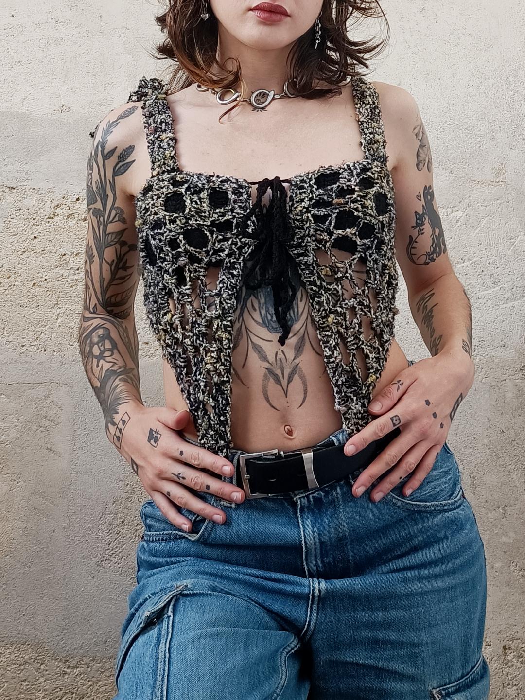 jeune femme portant un t shirt crop top noir aux coutures blanches et un short en crochet à motifs damier bordeaux et blanc