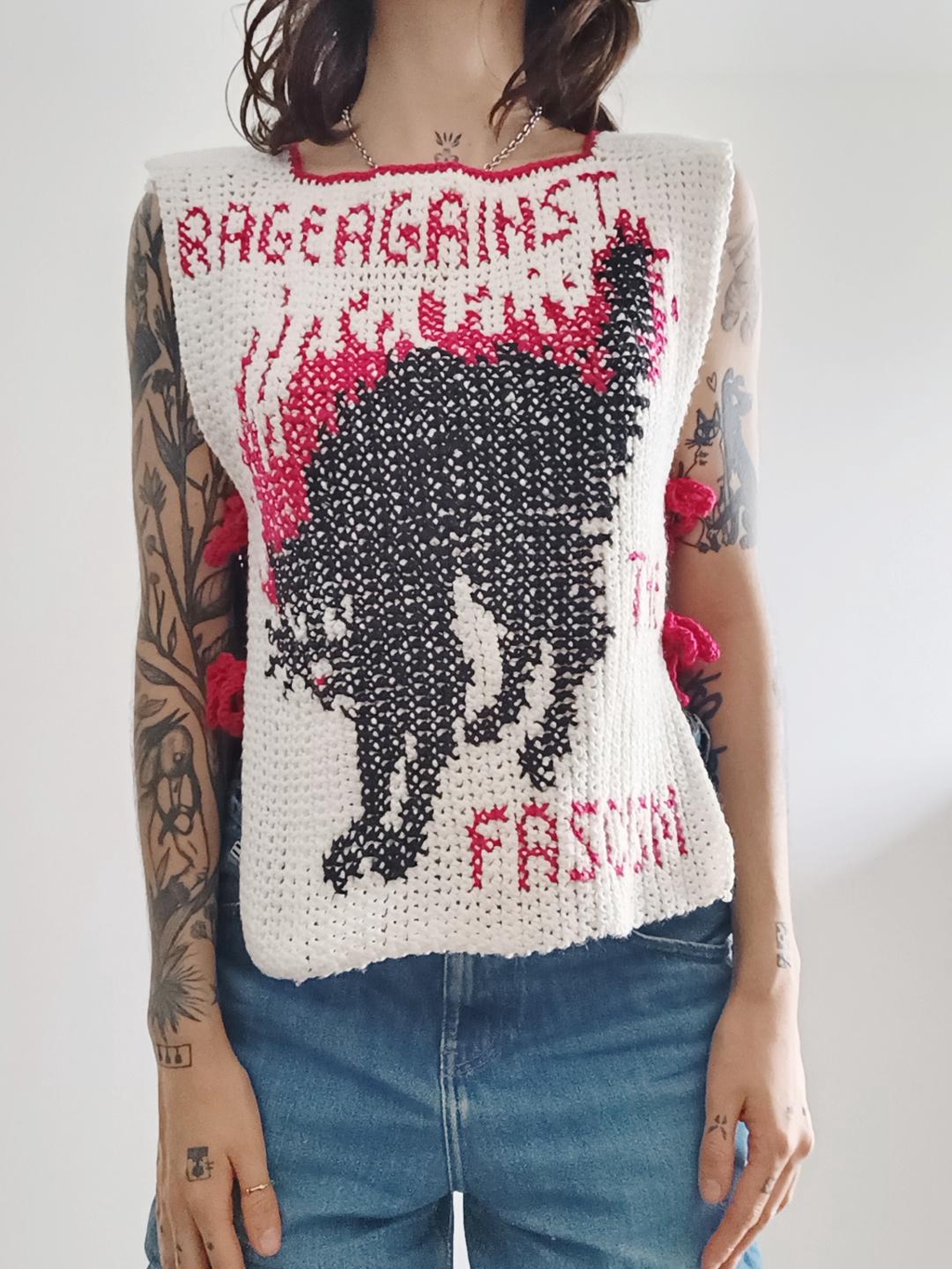 jeune femme brune portant un bonnet en crochet beige avec un lapin blanc sur le côté, fond uni