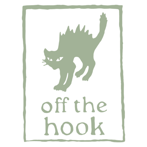 logo illustré vert sauge avec un chat aux poils hérissés dans un style linogravure, titre off the hook en typo type machine à écrire, cadre dessiné