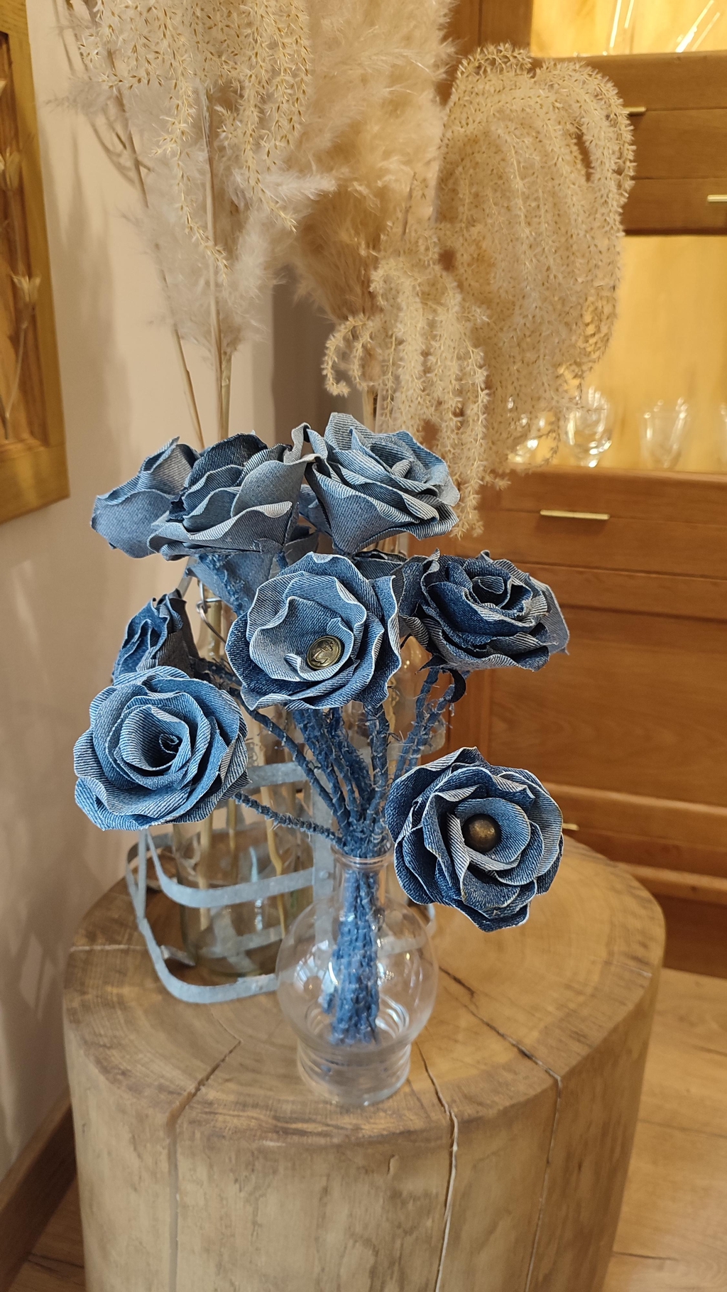 Fleur en jean's upcyclé 
décoration florale, accessoire mode, cadeau éco-responsable made in france à Saint-André-les-vergers