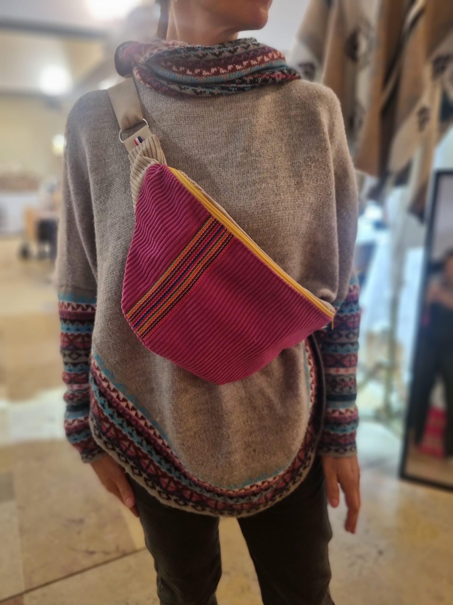 Le Sac Banane Andina est l’un des indispensables de Mon sac à moi.
Pensé pour accompagner toutes vos journées, il combine confort, praticité et un style coloré et artisanal inspiré de mes origines péruviennes.

Réalisé en velours côtelé ultra doux, chaque modèle est rehaussé d’un ruban tissé traditionnel qui lui donne caractère et authenticité.
Léger, spacieux et agréable à porter, il permet de garder l’essentiel à portée de main tout en apportant une touche joyeuse à votre tenue.

Le Sac Banane Andina est conçu pour s’adapter à toutes les situations :
✔️ en balade
✔️ au marché
✔️ en voyage
✔️ ou simplement pour garder vos indispensables en sécurité

Chaque pièce est cousue à la main avec soin dans mon atelier à Montpellier, dans un esprit de création responsable et colorée.