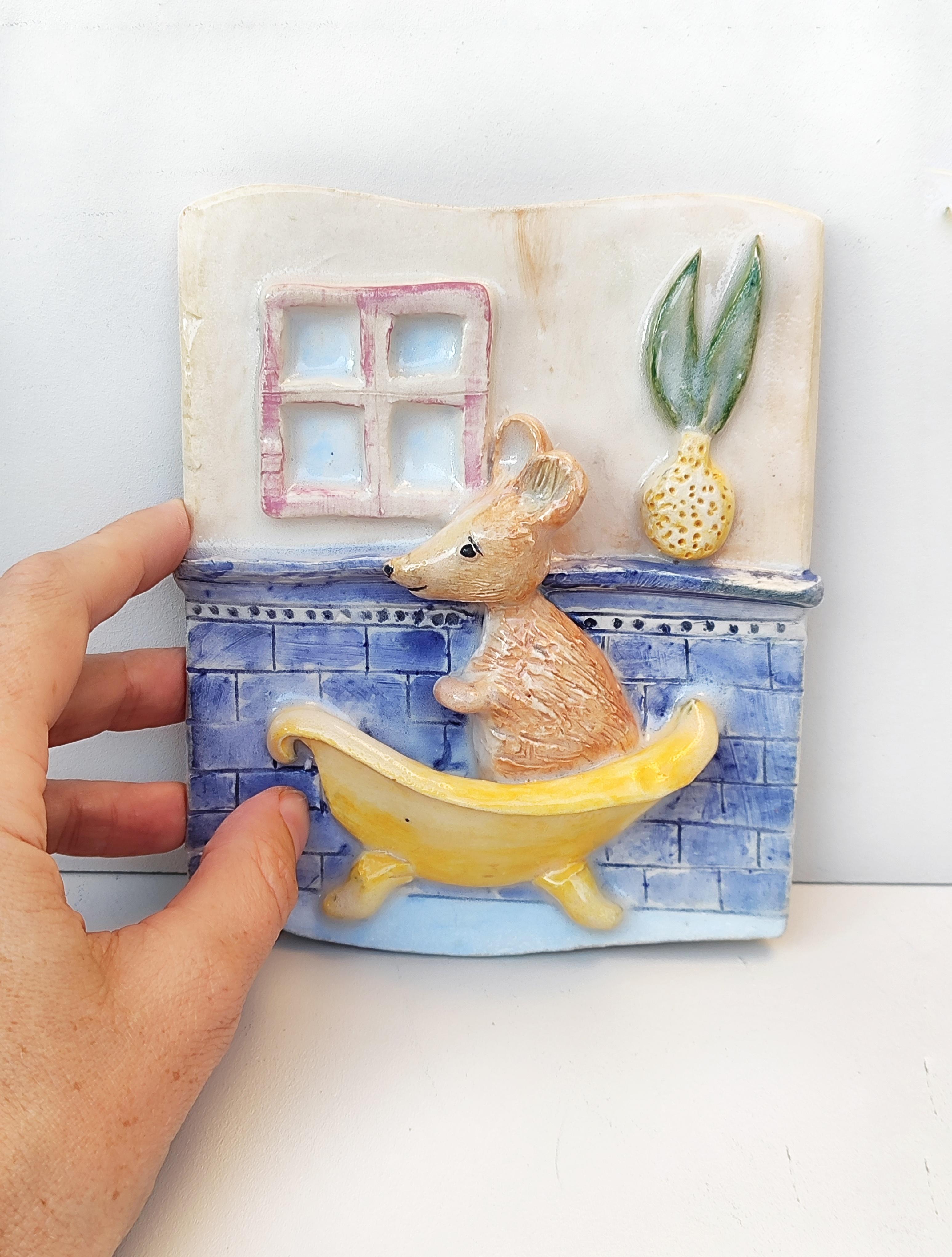 Ceramiczny szyld na drzwi. Myszka w wannie. Ceramiczna dekoracja.